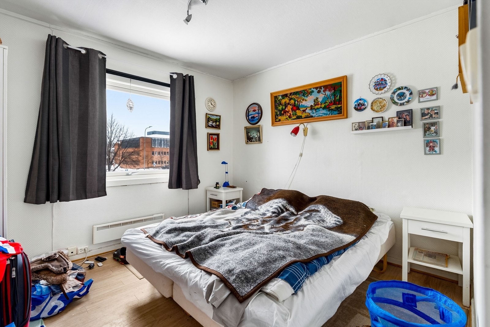 Soverom med plass til dobbeltseng og tilhørende møblement. God romfølelse. Galleribilde
