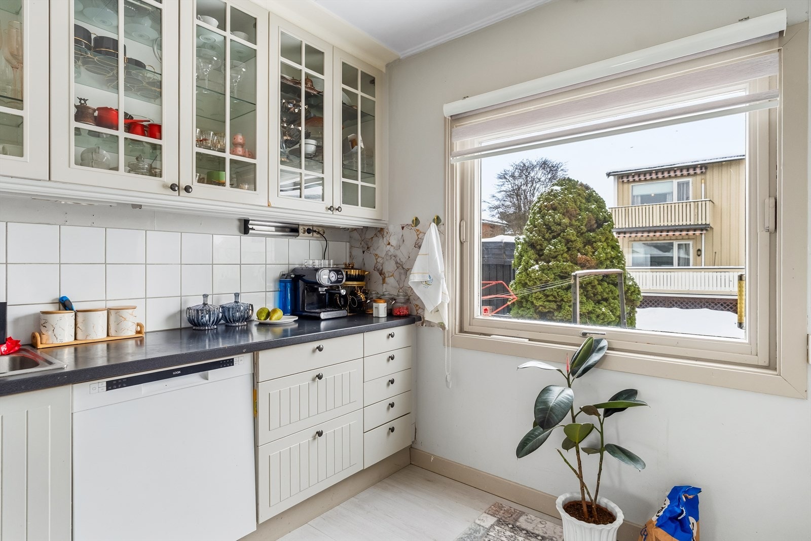 Kjøkken med naturlig lys fra vindu og praktisk arbeidsflate. Mulighet for å skape et moderne kjøkken. Galleribilde