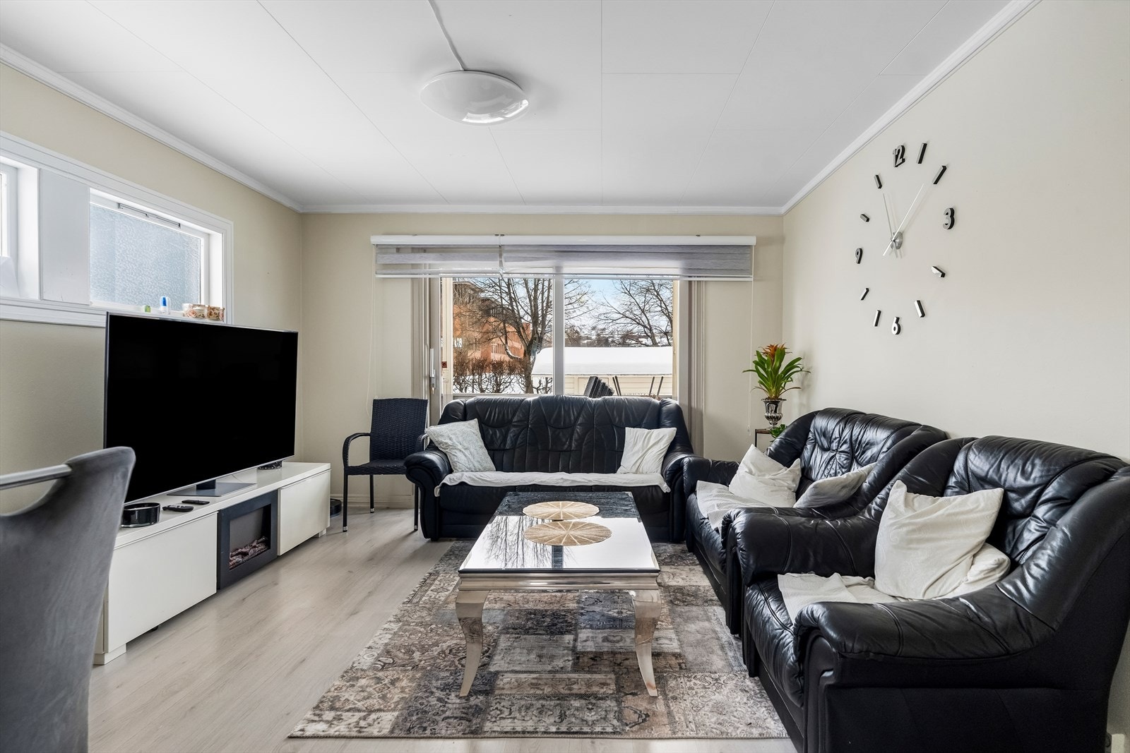 Lys stue med god plass til sittegruppe. Store vindusflater gir rikelig med naturlig lys. Galleribilde