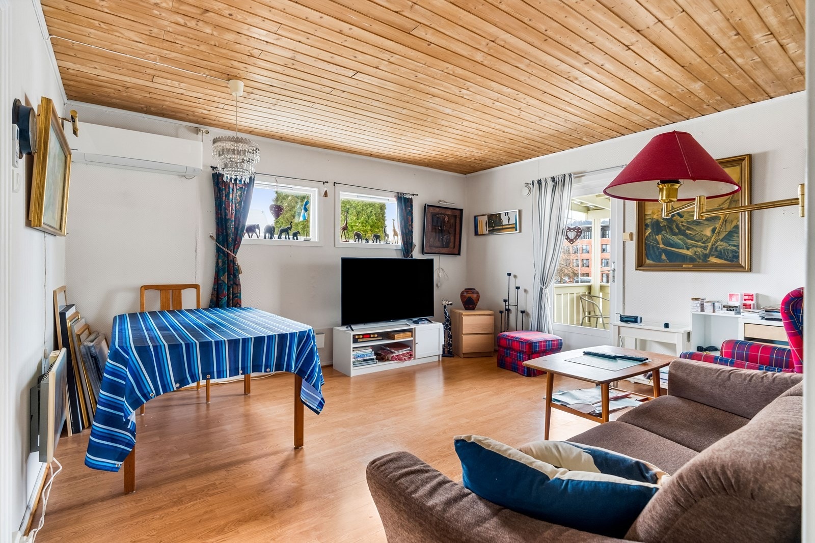 Stue med god plass til både sofa og spisebord. Rommet har en lun atmosfære. Galleribilde