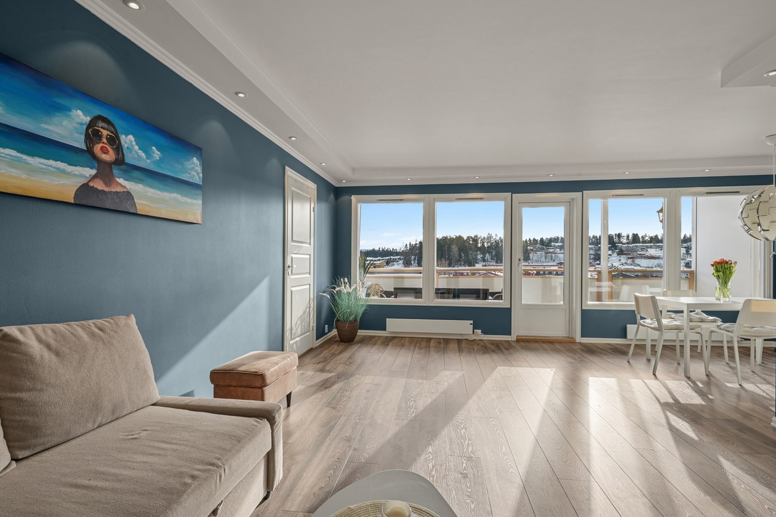 Lys og innbydende stue med en fin planløsning som gjør det enkelt å møblere. Galleribilde