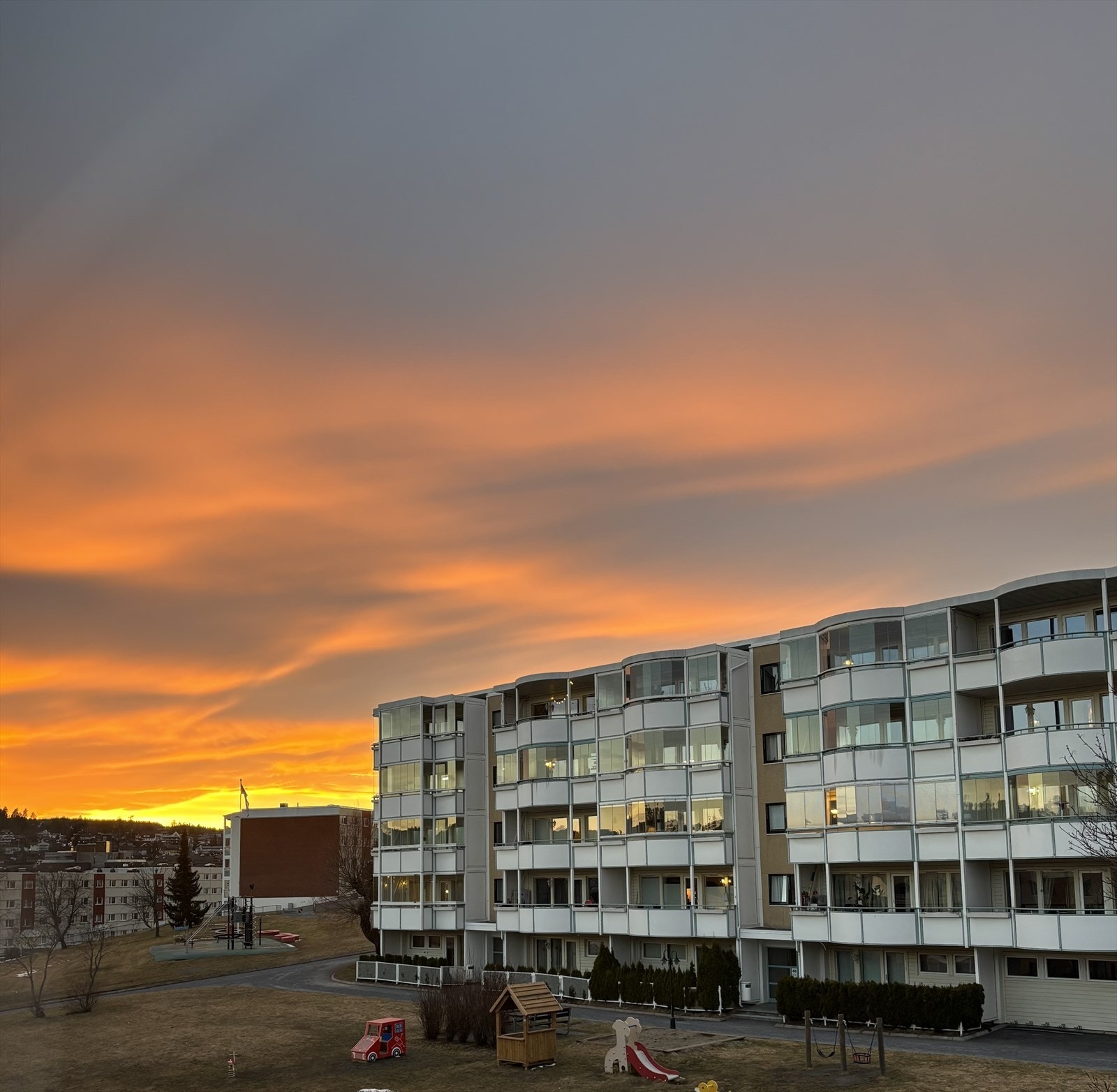 Flotte, trafikkfrie fellesarealer mellom blokkene i området med et variert lekeområde for barna. Galleribilde