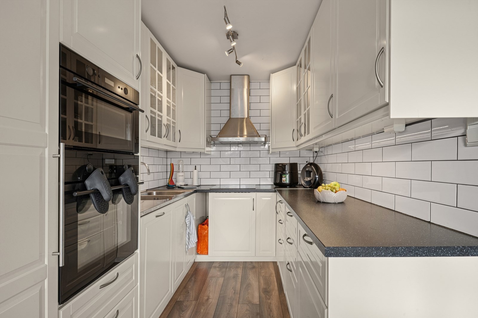 Klassisk kjøkken med profilerte fronter og integrerte hvitevarer. Galleribilde