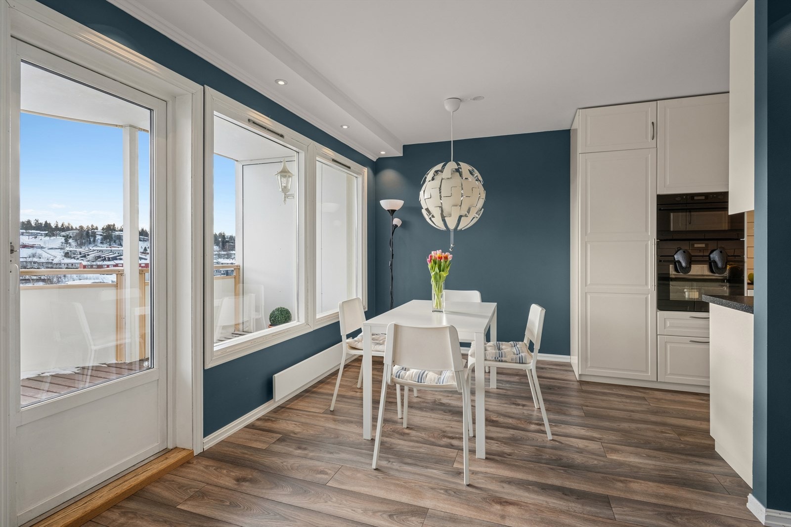 Naturlig plass til spisestue nærmest kjøkkenet. Galleribilde