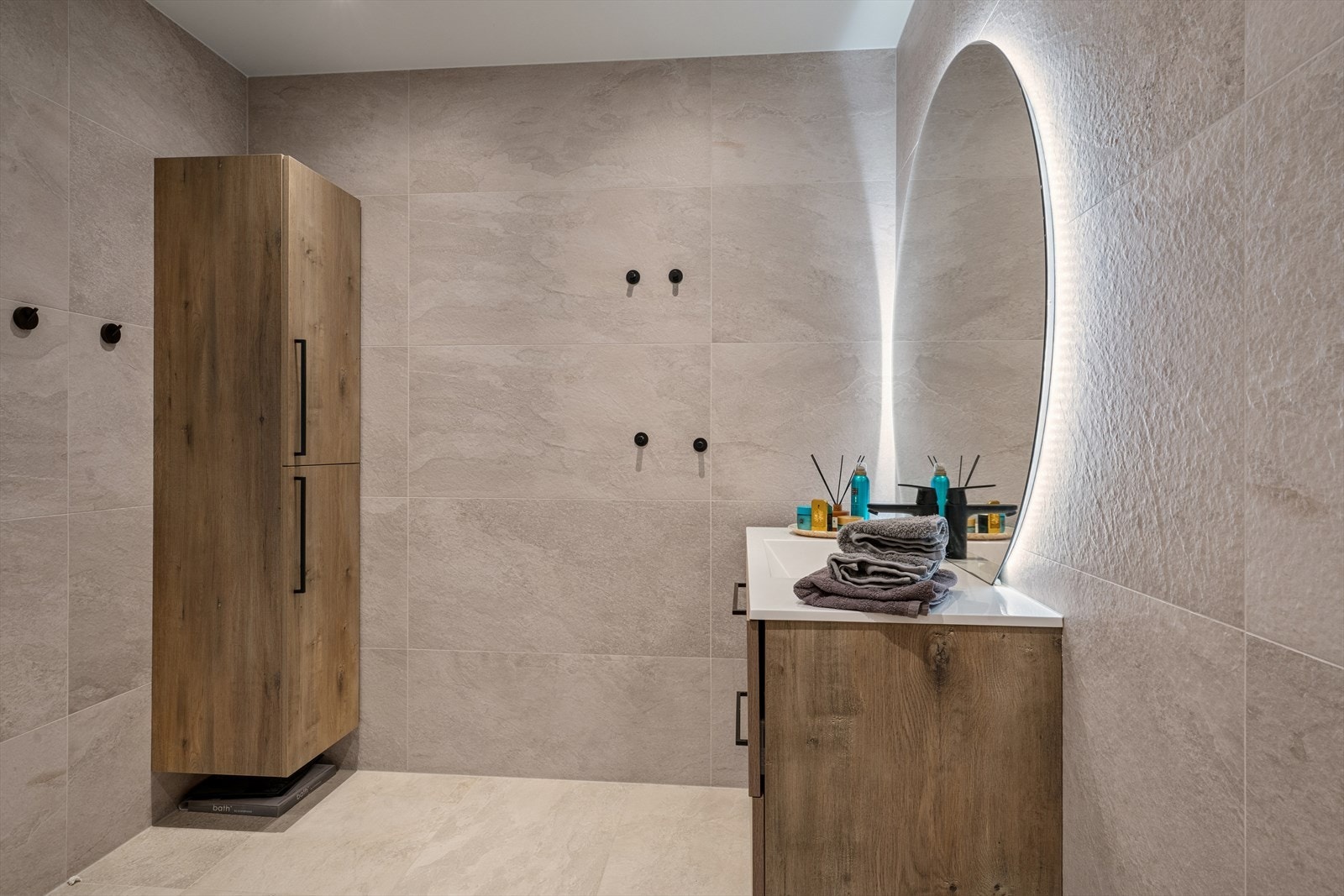 Gjennomført stil med delikate fliser og moderne innredning. Galleribilde