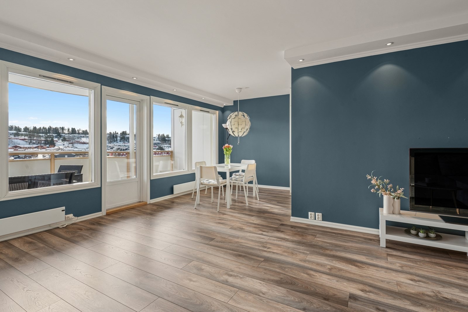 Store vindusflater gir rikelig med lys og flott utsikt over nærområdet. Galleribilde