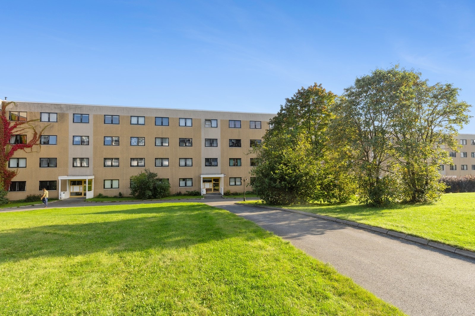 Hovedinngang i 1. etasje, på baksiden av blokken. Herfra ligger leiligheten kun to etasjer opp. Galleribilde