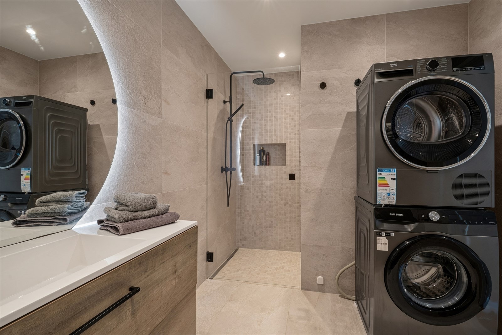 En herlig dusjsone med takdusj og dusjdør i herdet glass. Galleribilde