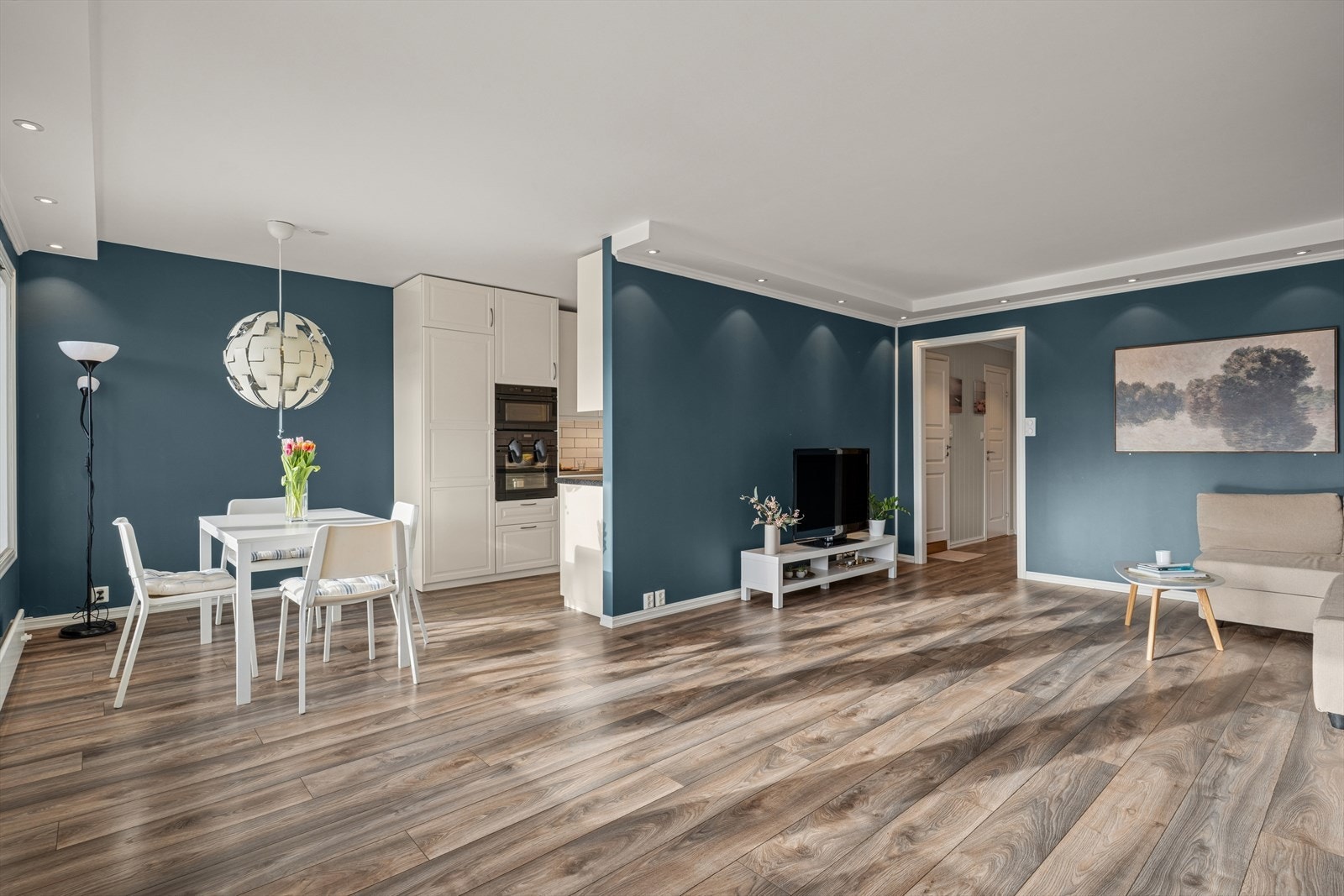 Stuen er romslig og har plass til å møblere i flere soner. Galleribilde