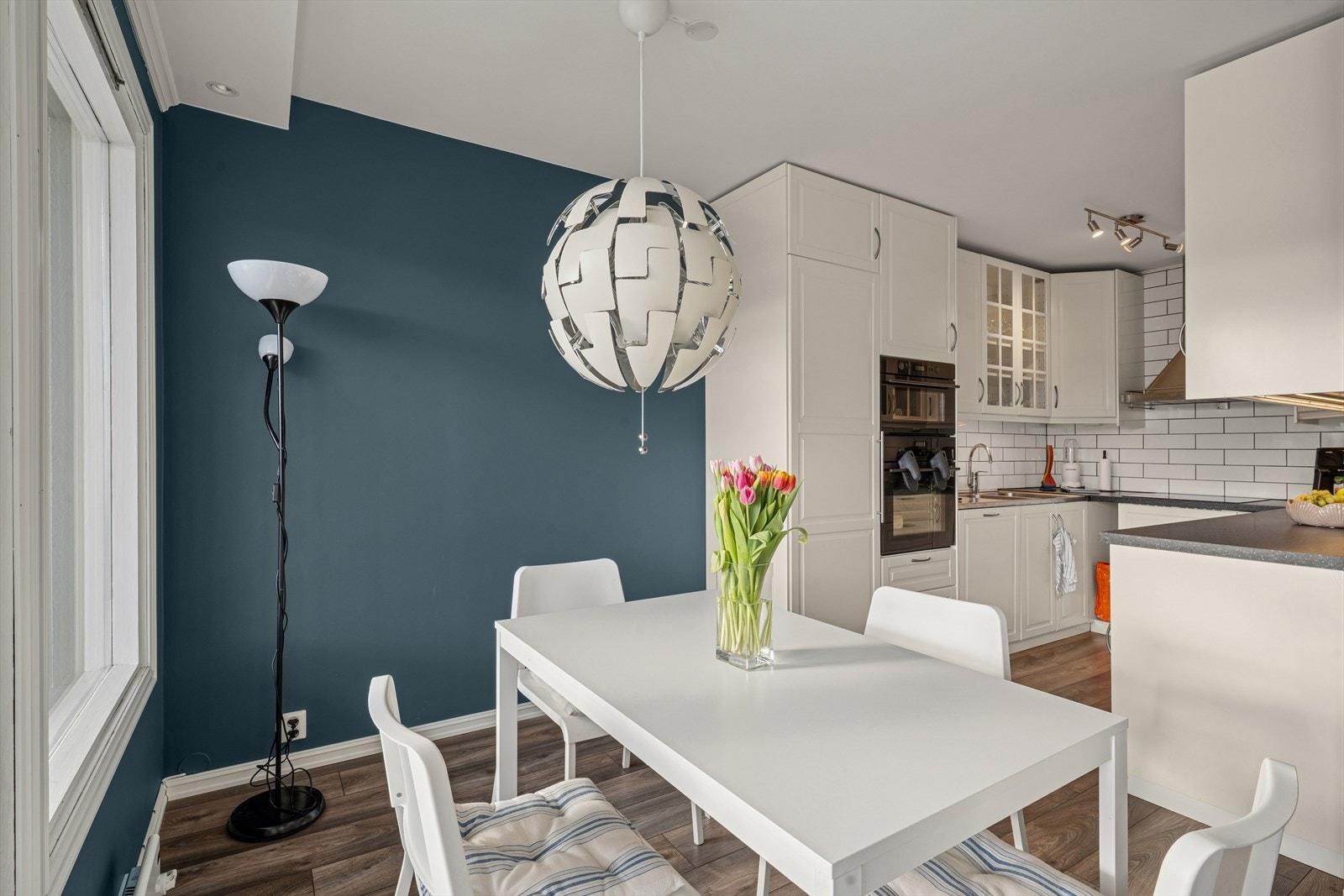 Pent og praktisk innredet kjøkken. Galleribilde