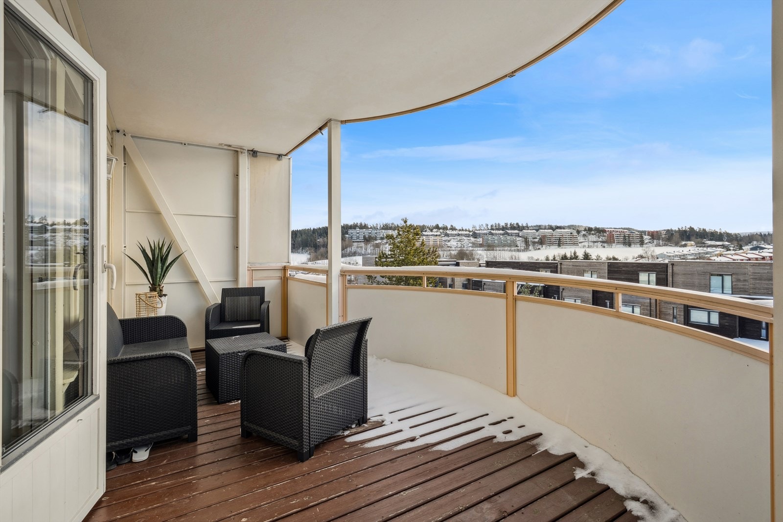 En herlig, sydvendt balkong på ca. 14 kvm. Her ligger alt tilrette for å nyte fine sommerdager og utsikt. Galleribilde