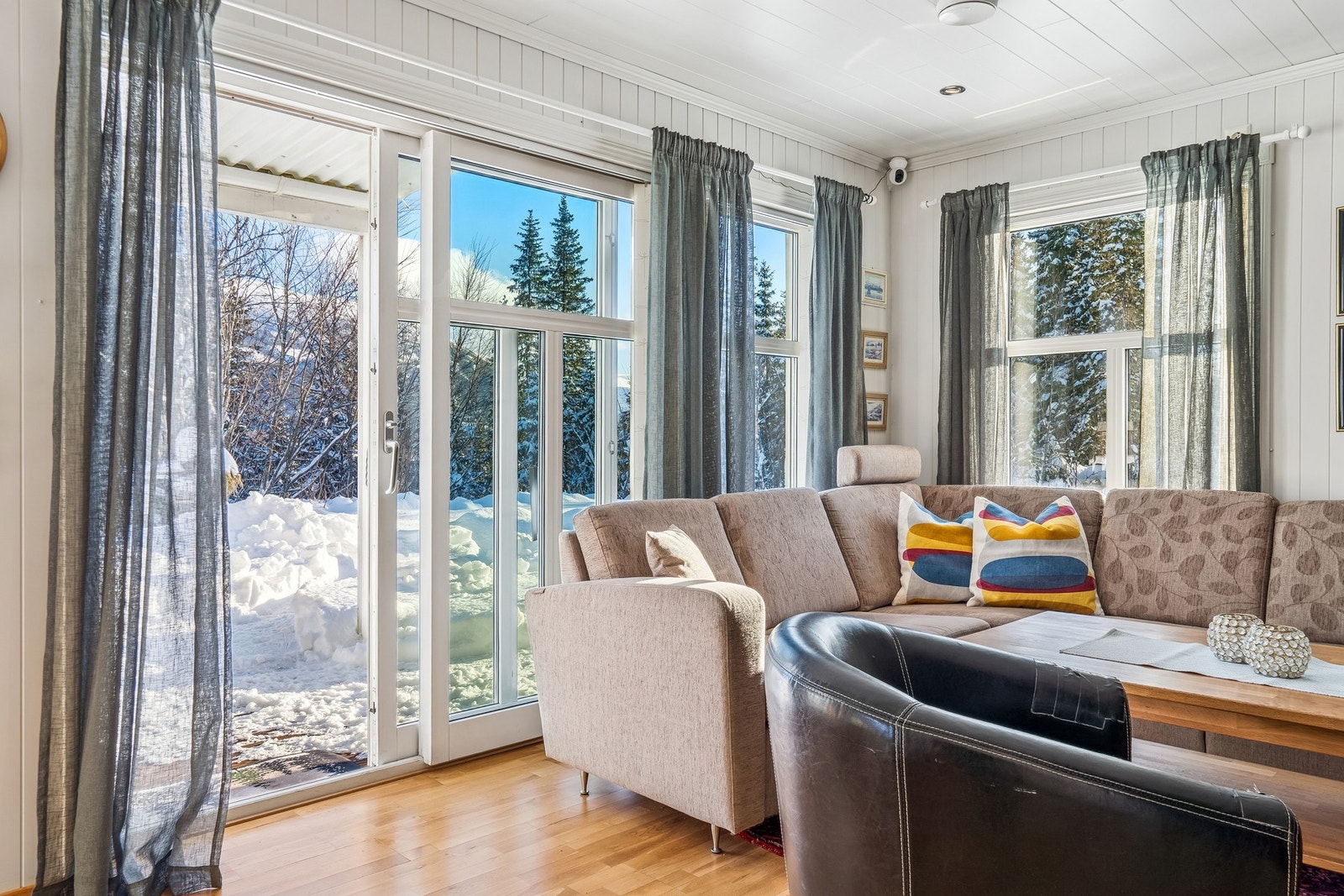 Fra stua har du utgang til terrasse og hage. Galleribilde