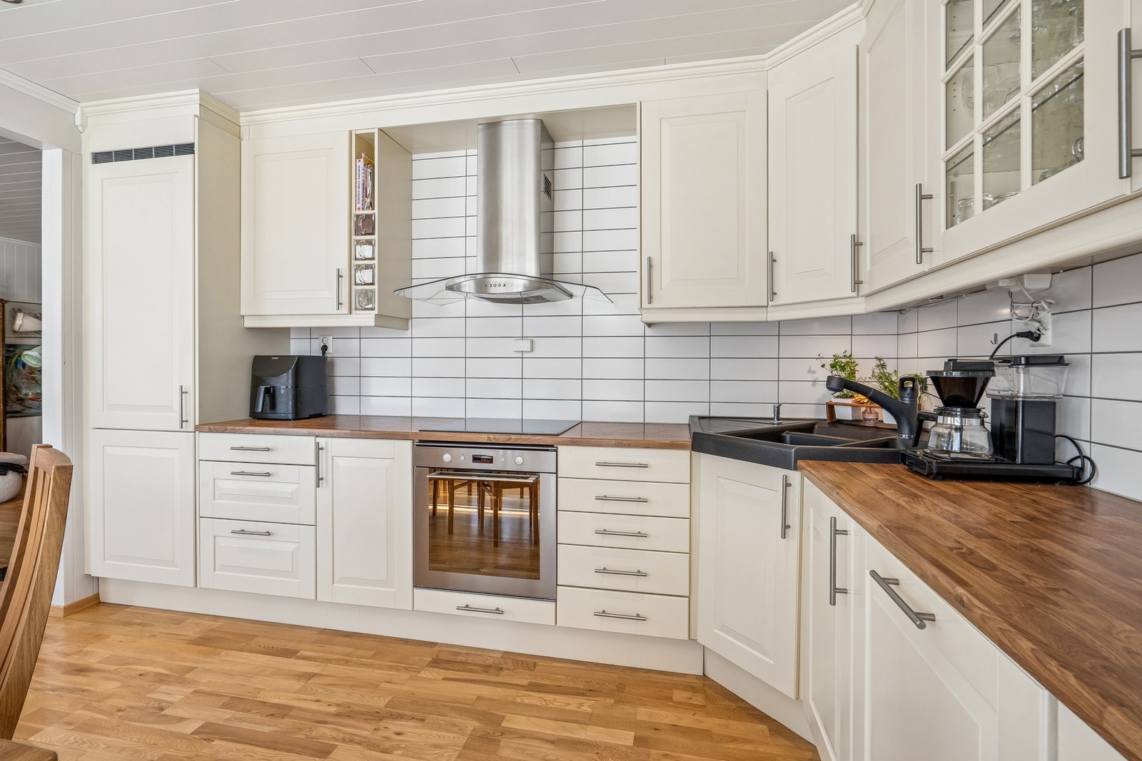 Romslig kjøkken med integrerte hvitevarer Galleribilde