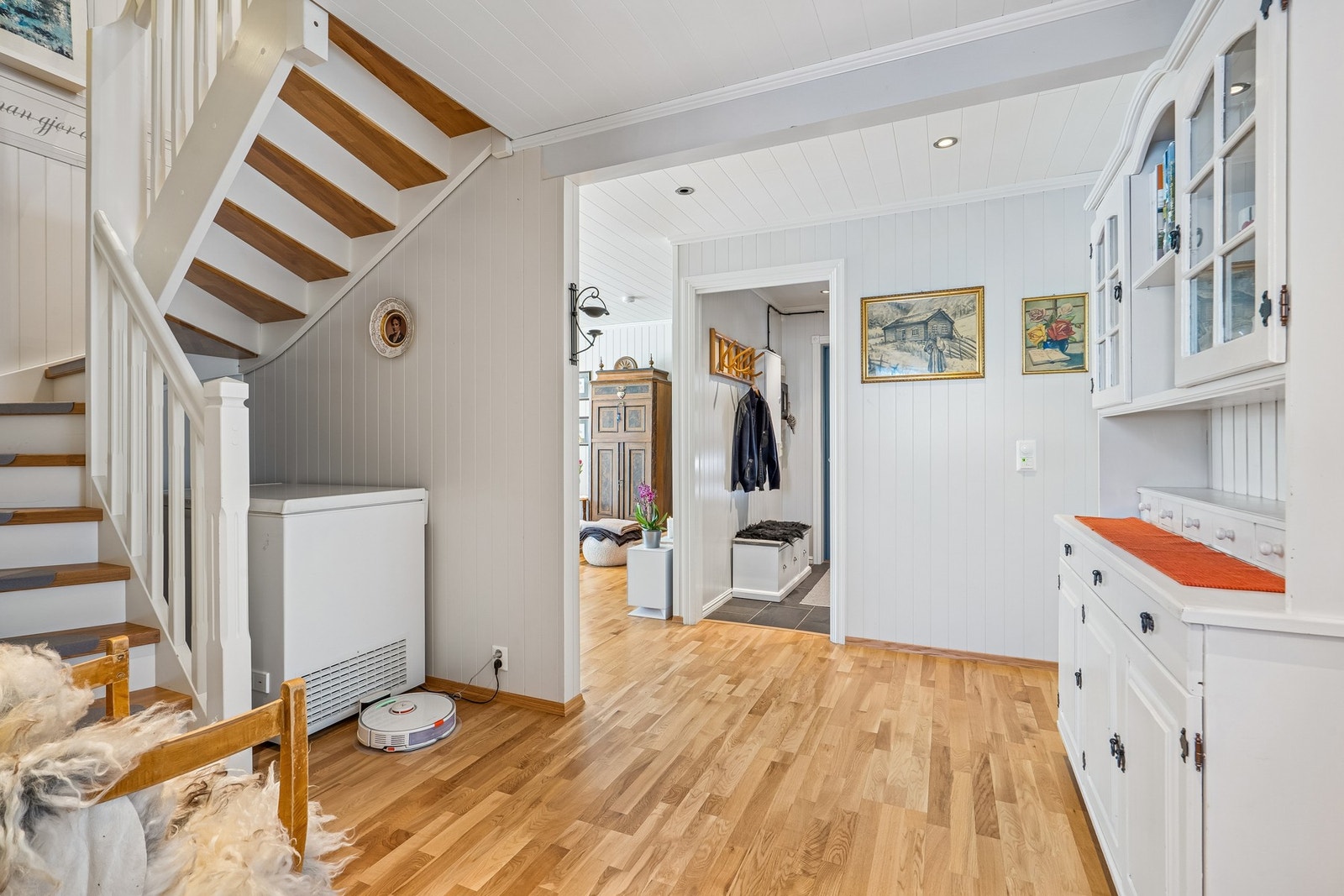 Hall med trapp til 2. etasje Galleribilde