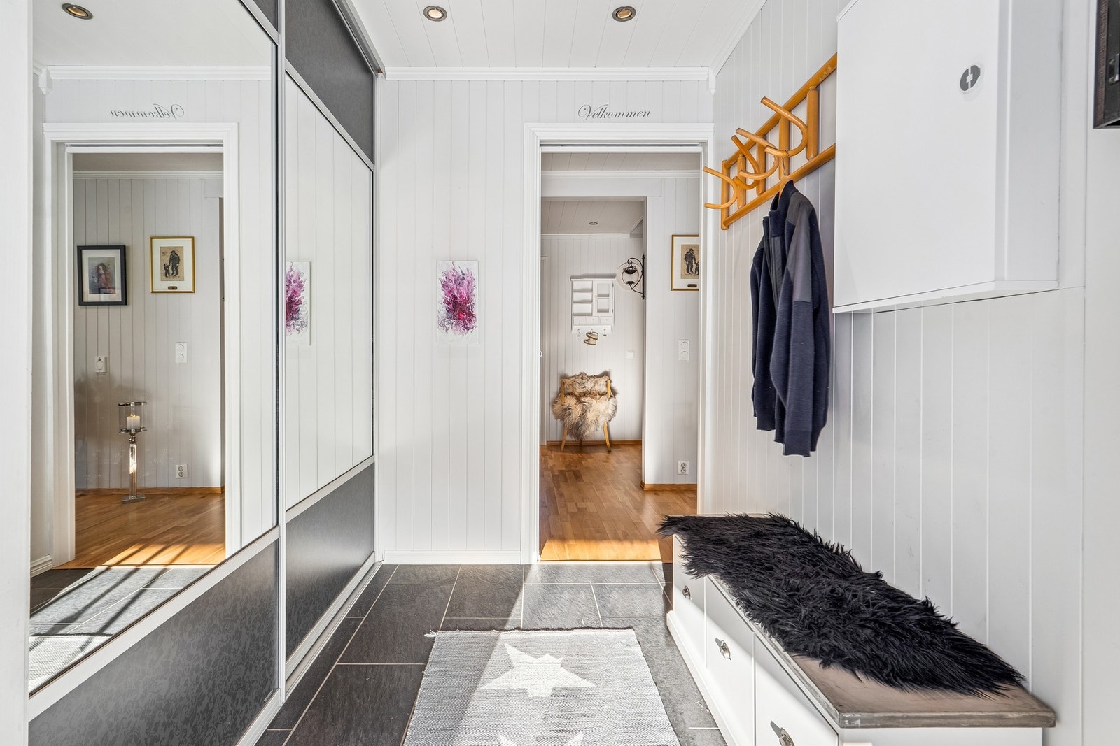 Praktisk entre med romslig garderobeskap Galleribilde