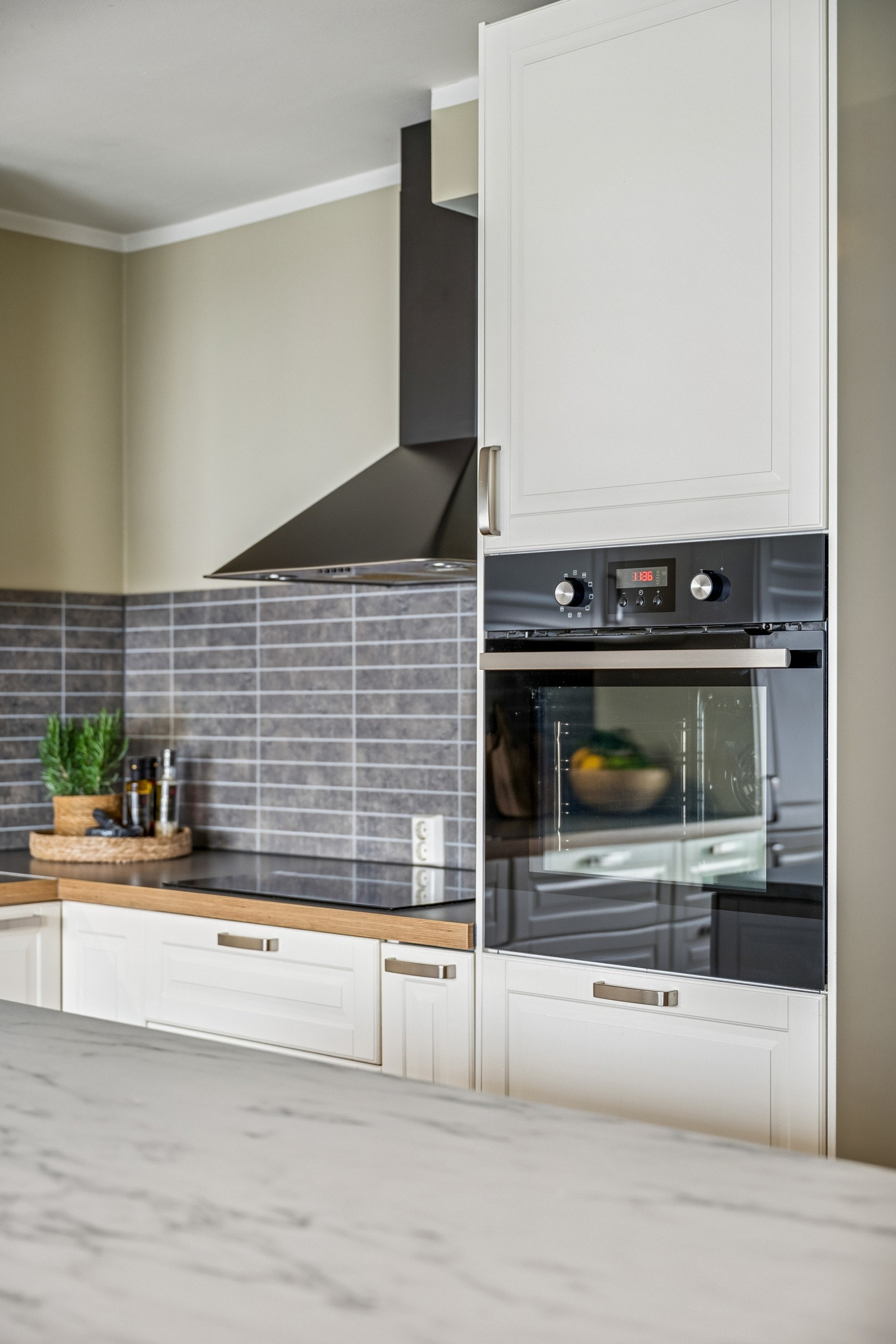 Et kjøkken som kombinerer funksjon og trivsel, her ligger alt til rette for hyggelige måltider. Galleribilde