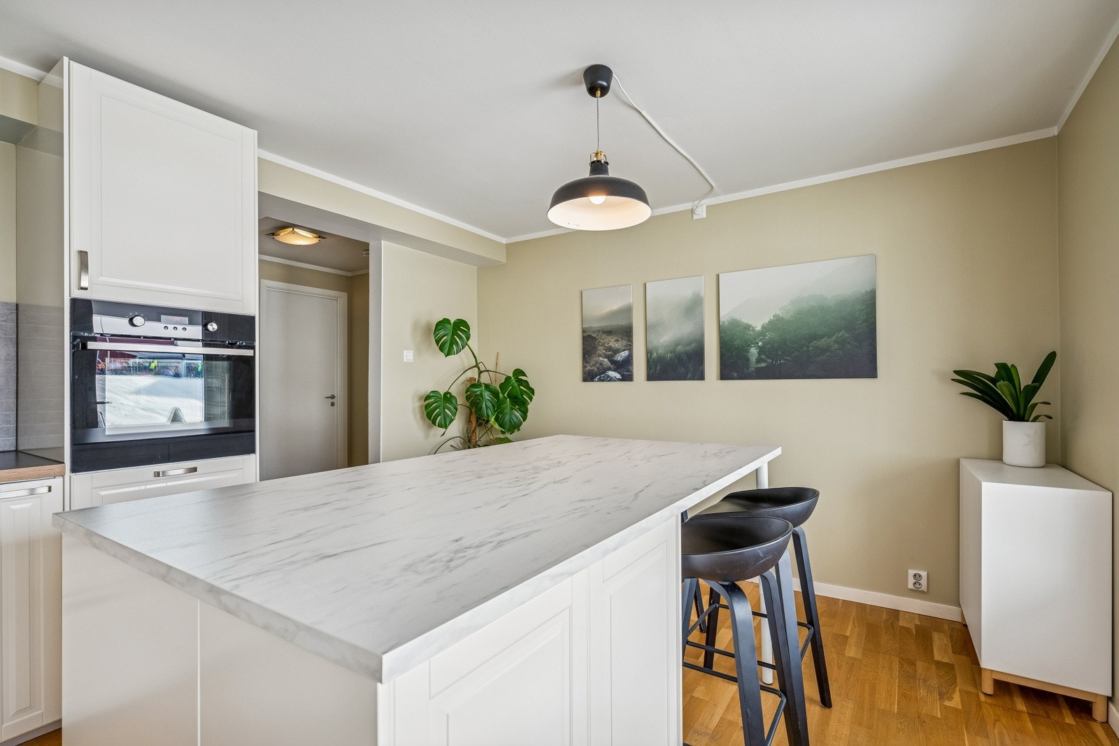 Kjøkkenøy etablert i 2023 gir ekstra arbeidsflate og sosial sone i rommet. Galleribilde