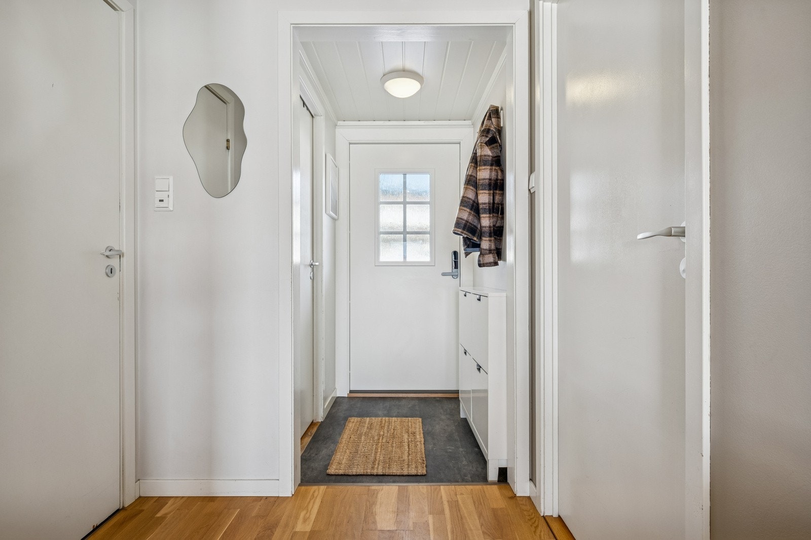Lys og innbydende entré med god plass til oppbevaring av yttertøy og sko. Galleribilde