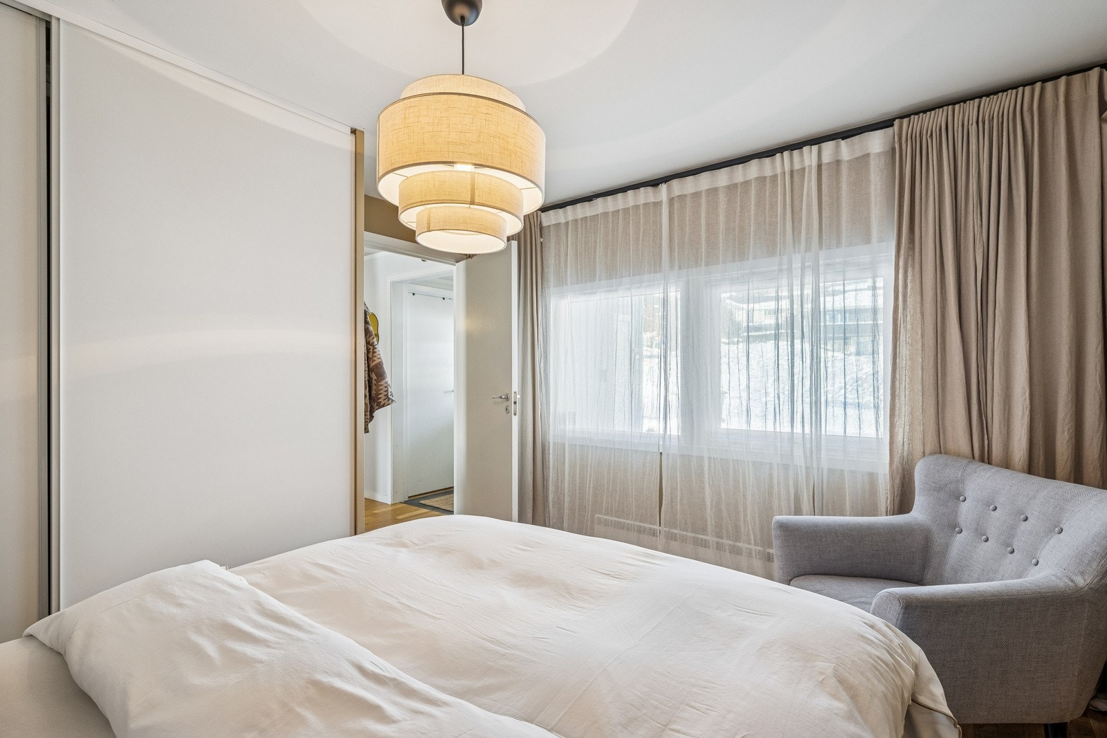 Bra med plass til klær osv. i garderobeskapet. Galleribilde