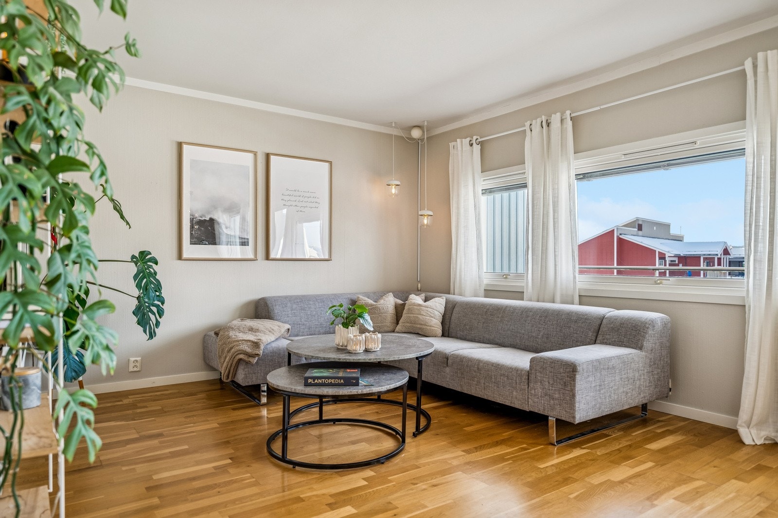 Boligen ligger kun et kort steinkast unna Helgerud skole. Det er også nærhet til barnehage og ungdomsskole. Galleribilde