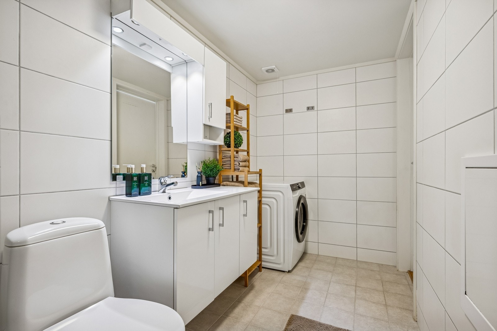 Bad i underetasjen er også fra 2013 og har fliser på gulv og vegger. Varme i gulv. Galleribilde