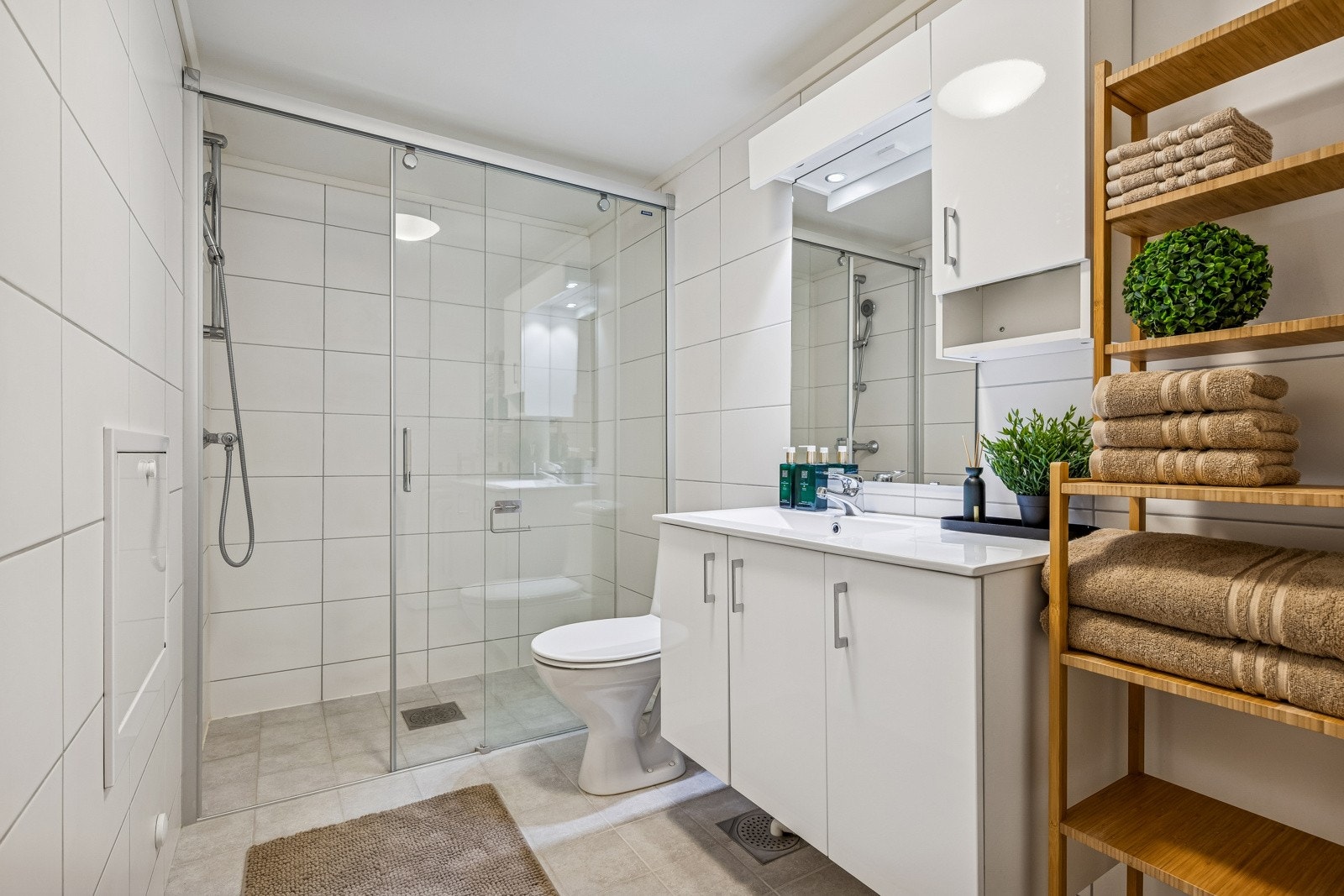 Badet har god plass, og stilig dusjhjørne. Galleribilde