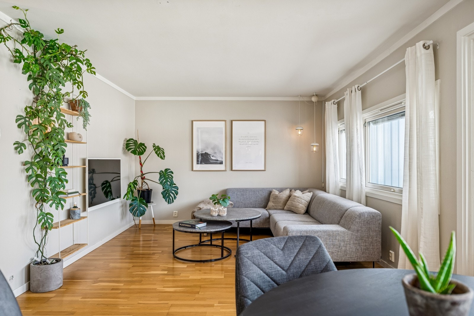 Romslig stue med gode møbleringsmuligheter og store vindusflater som slipper inn rikelig med naturlig lys. Galleribilde