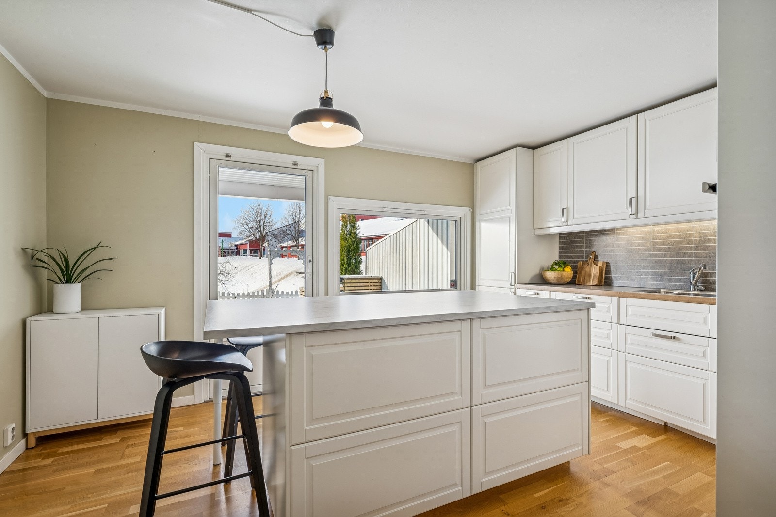 Praktisk kjøkken fra IKEA (2013) med profilerte fronter og god skap- og benkeplass. Galleribilde