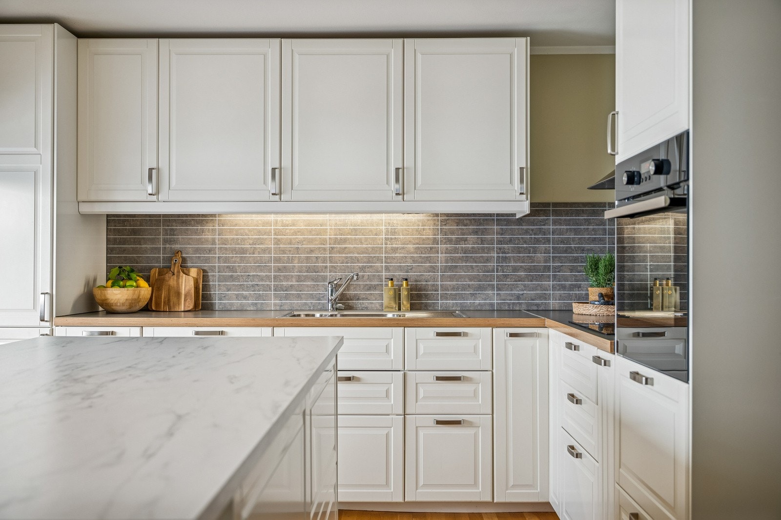 Tidløst og funksjonelt kjøkken med god arbeidsflyt. Galleribilde