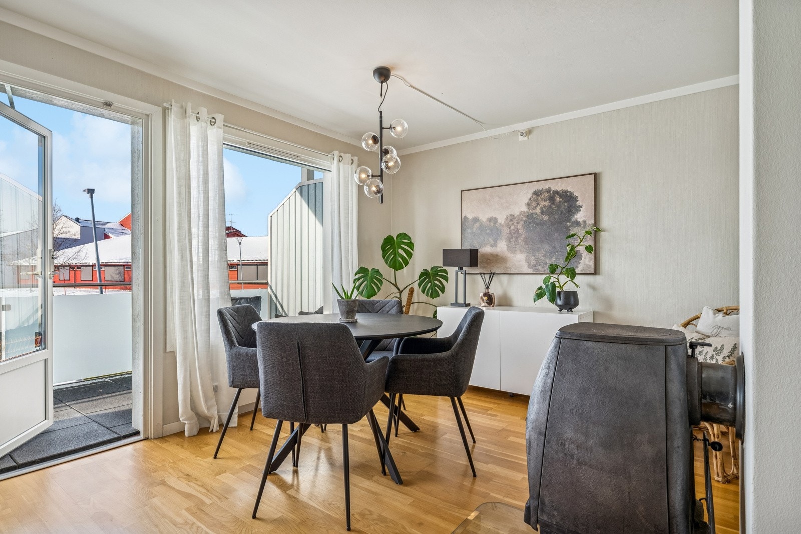 Fra stue/spisestue er det utgang til terrasse med gode solforhold og god utsikt. Galleribilde