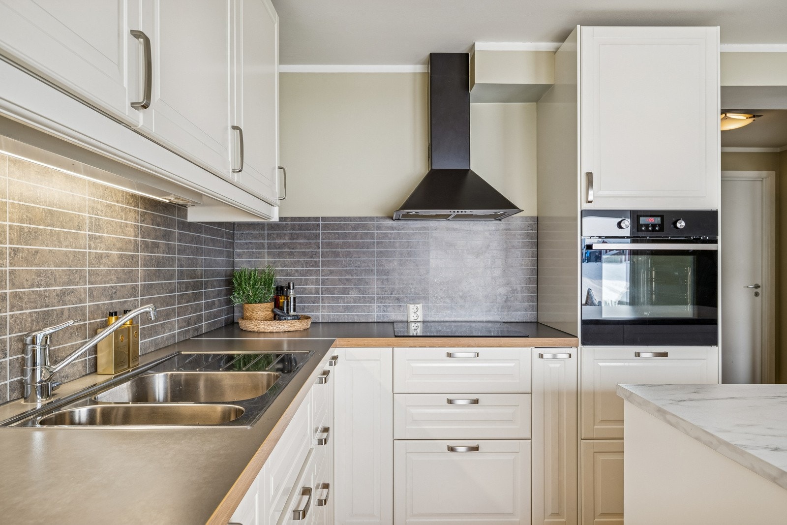 Godt med lagringsplass i over- og underskap. Galleribilde