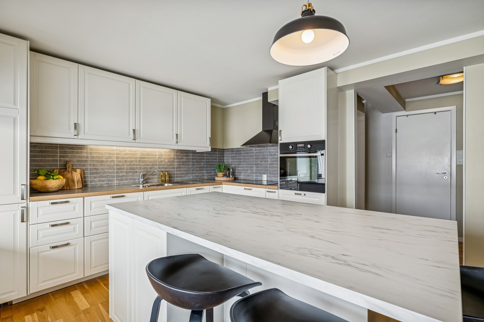 Kjøkkenet er utstyrt med integrerte hvitevarer som stekeovn, keramisk platetopp, oppvaskmaskin og kombiskap kjøl/frys. Galleribilde