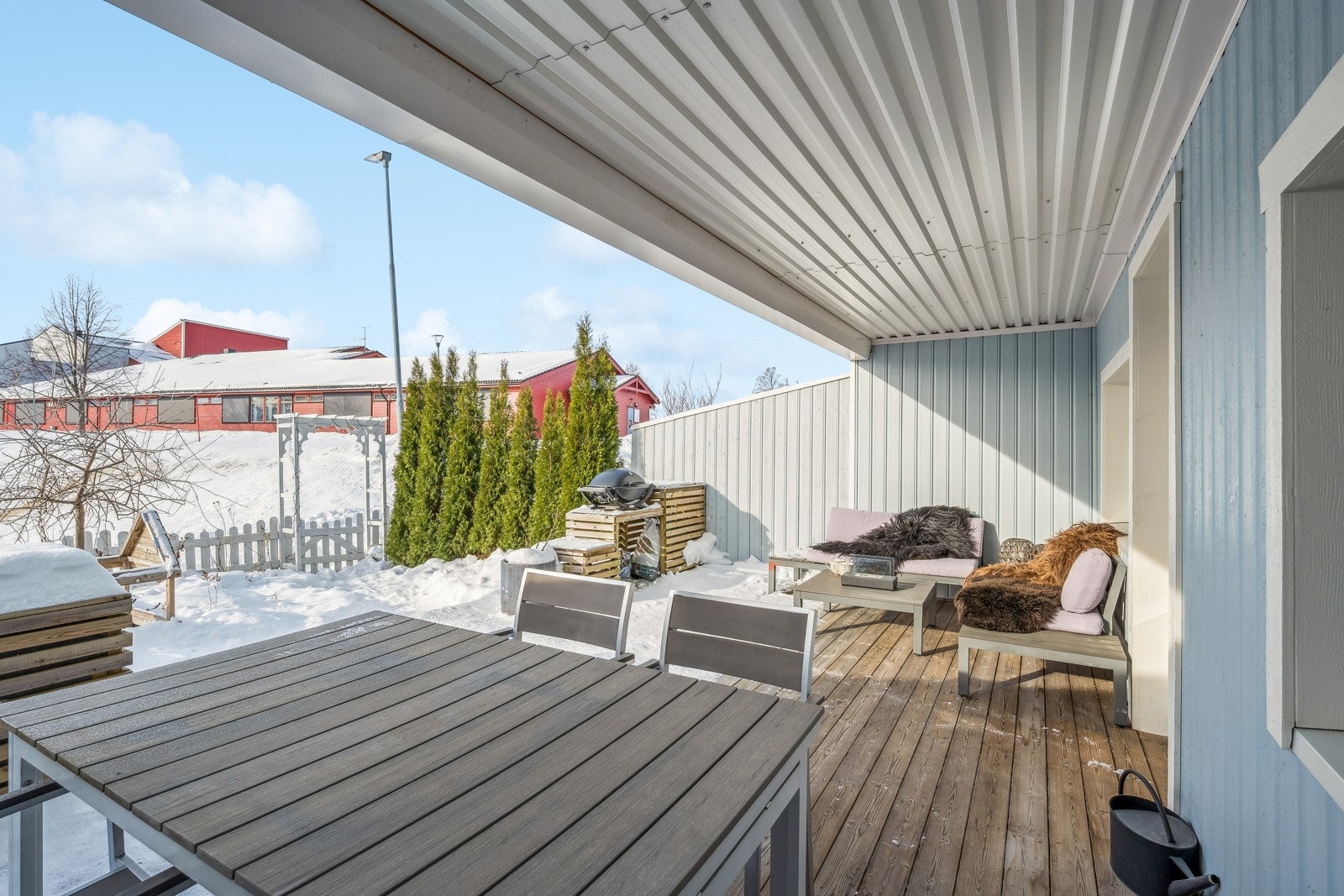 Fra kjøkkenet kan man ta turen ut til uteplassen/hagen. Galleribilde