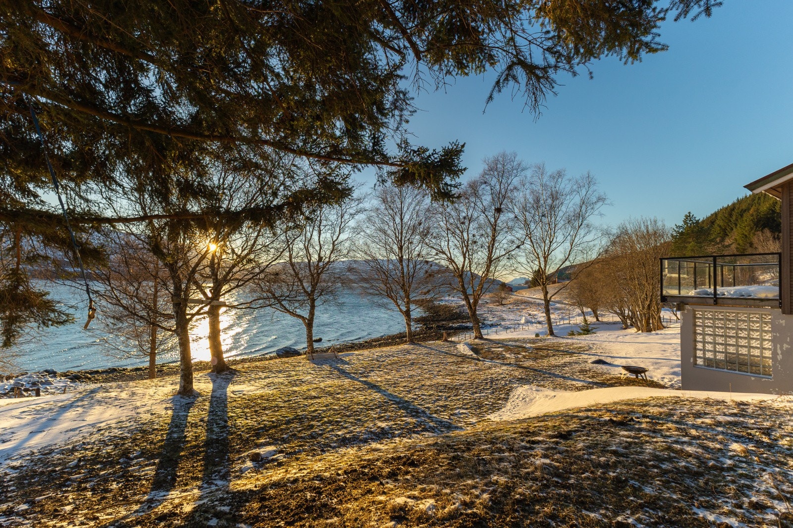 "I thoroughly enjoy getting away... because it's so relaxing, so quiet, and peaceful. I mean, there's no noise other than nature." _ Henry David Thoreau Galleribilde