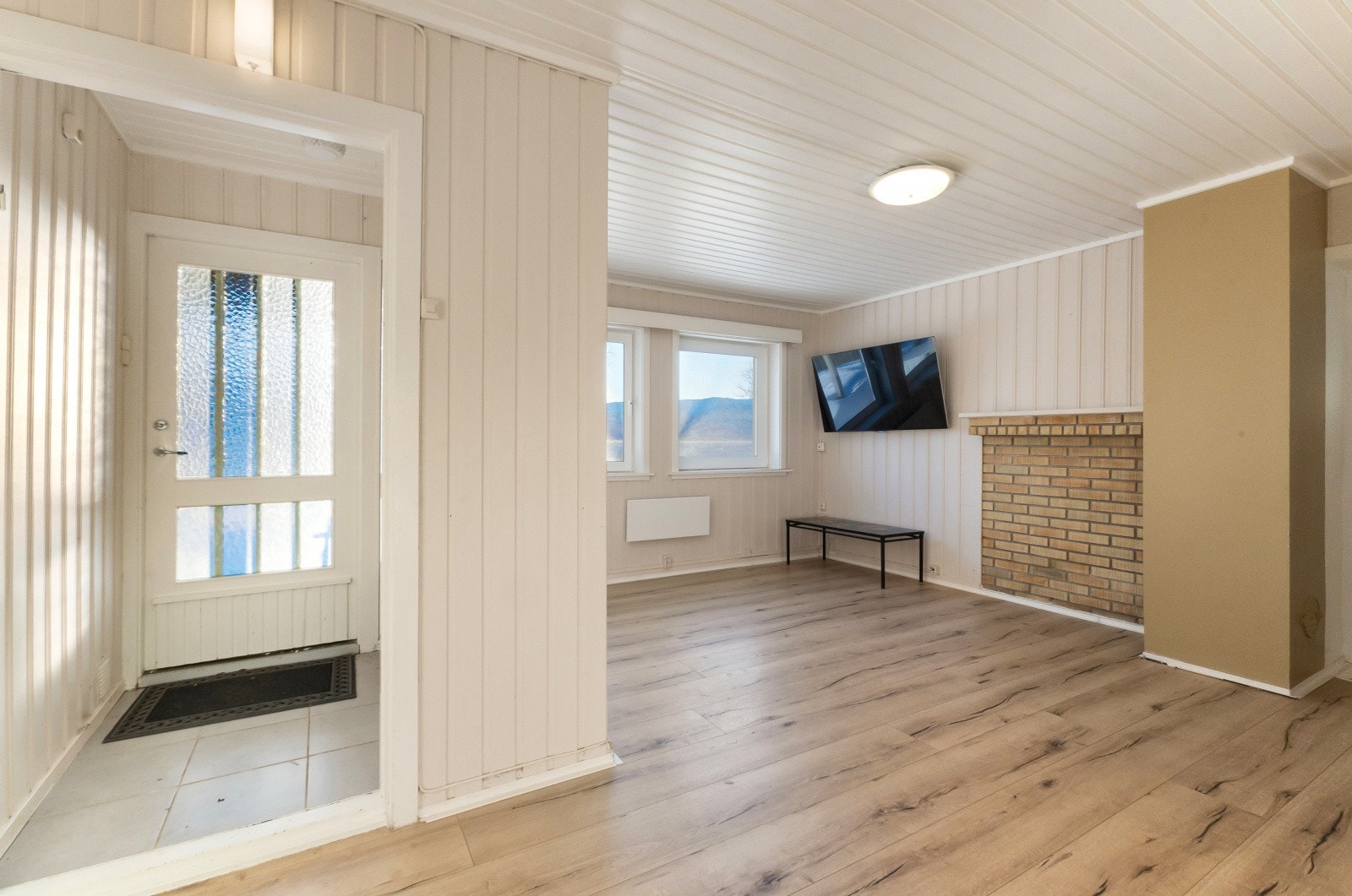 Romslig entre. Tv-stue kan sees rett frem på bildet. Galleribilde