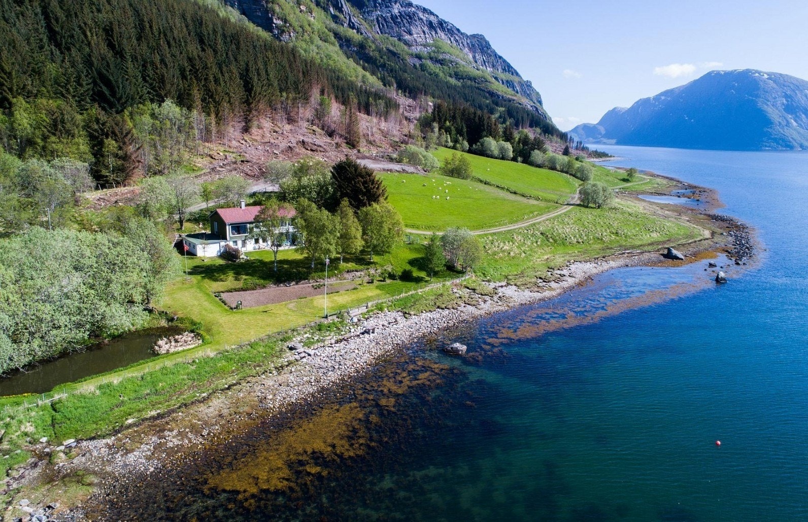 Mot eiendommen sommerstid(NB! Dette er eldre bilder og det er avvik fra bla. boligens fasade slik det vises her. Galleribilde