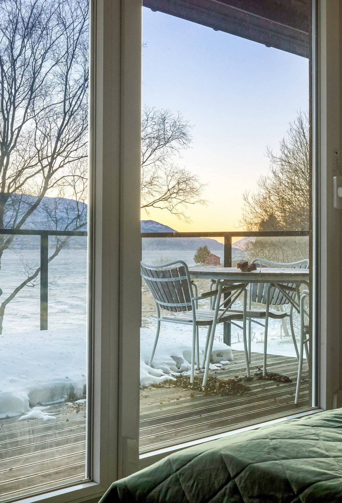 Terrassen har innfelte glassfelt, slik at utsikten kan utnyttes til det fulle. Galleribilde
