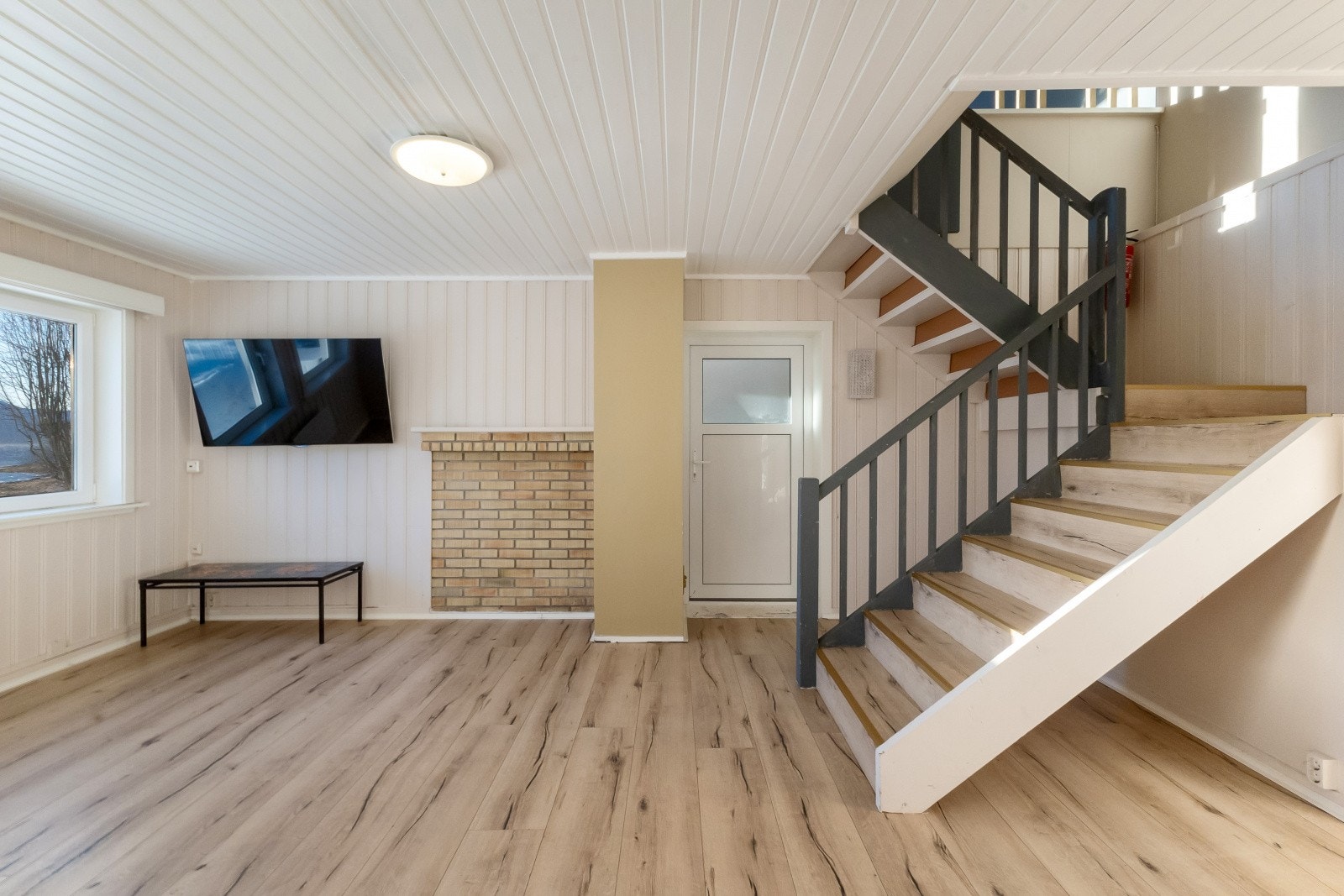 Trappegang. Døren rett frem går rett inn til garasjen. Galleribilde