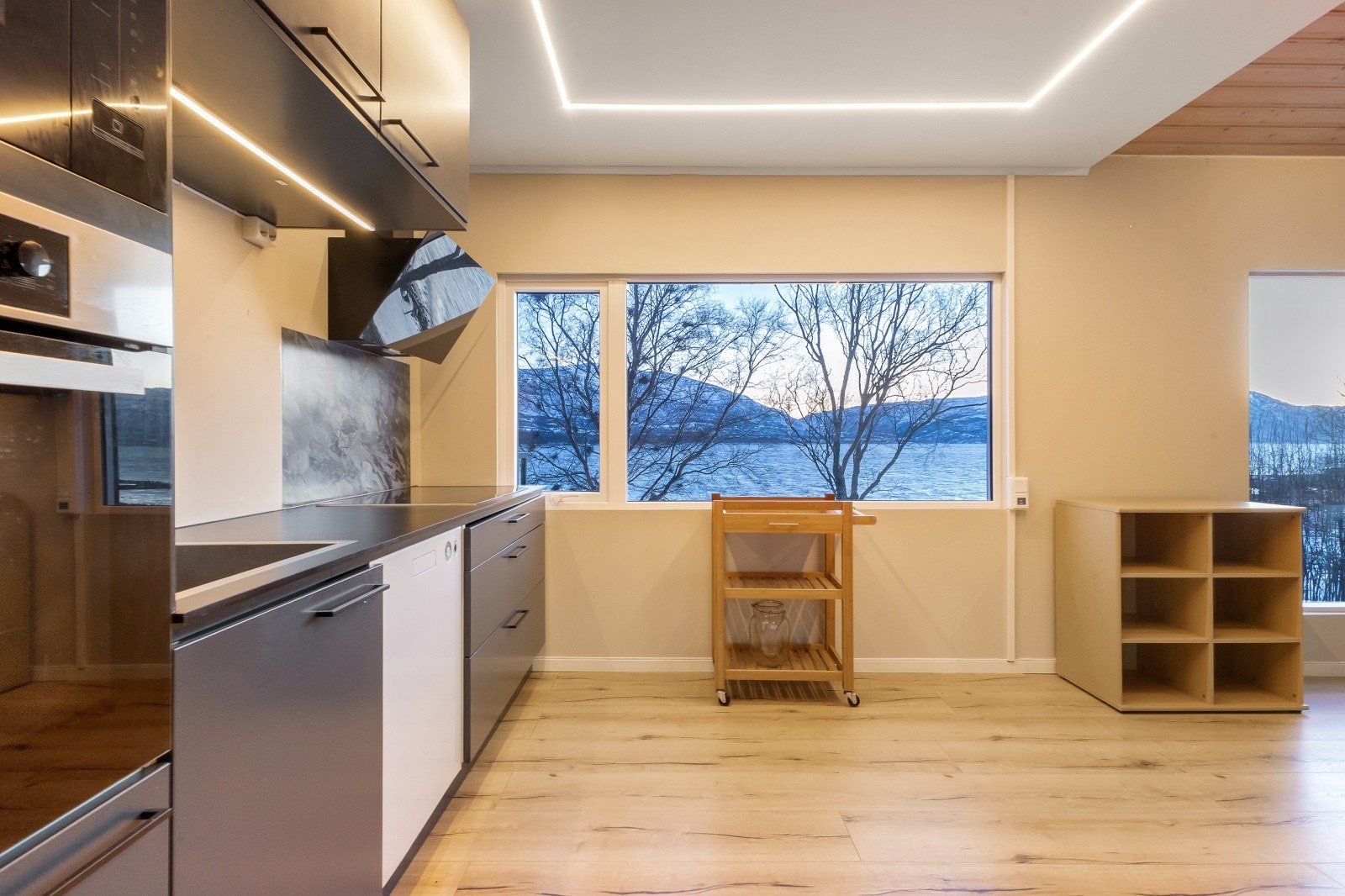 Kjøkkenet har blitt modernisert og er tilpasset slik at utsikten fra boligen kommer maksimalt frem når man bla. lager mat. Galleribilde