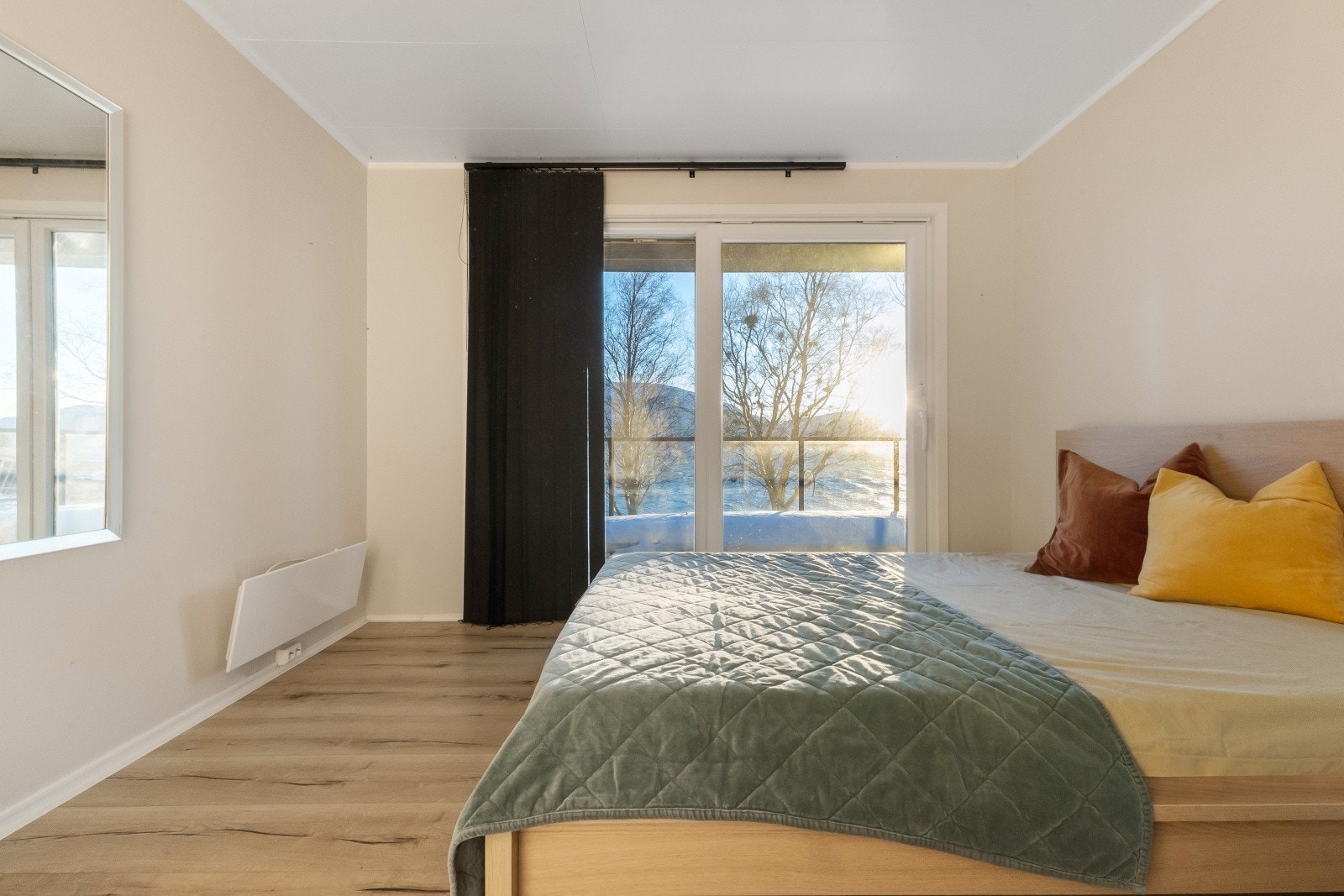 Soverom 1 med hev/skyvedør ut mot romslig terrasse. Tenk å våkne opp til en slik utsikt! Galleribilde