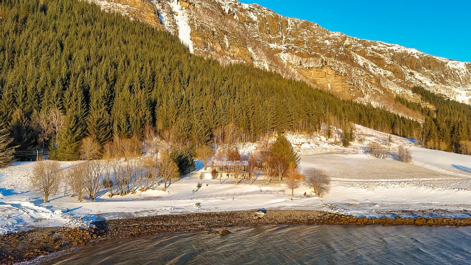 Det er en glede å presentere en unik eiendom som ligger helt i enden av fylkesveien. It is a pleasure to present a unique property located right at the end of the county road. Galleribilde