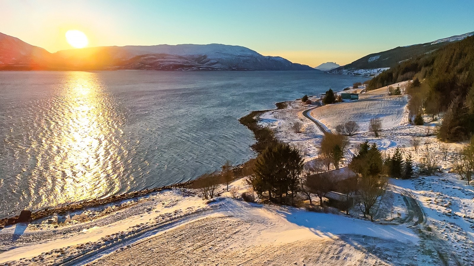 Her får man nesten 2,5 mål vakkert opparbeidet tomt i solrike omgivelser. Here you get almost 2.5 acres of beautifully landscaped land in sunny surroundings. Galleribilde