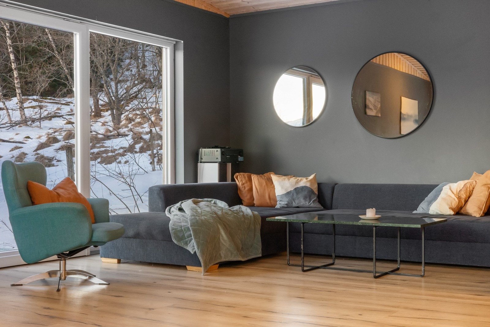 Stoe hev/skyvedør som fører deg til taket på garasjen. Galleribilde