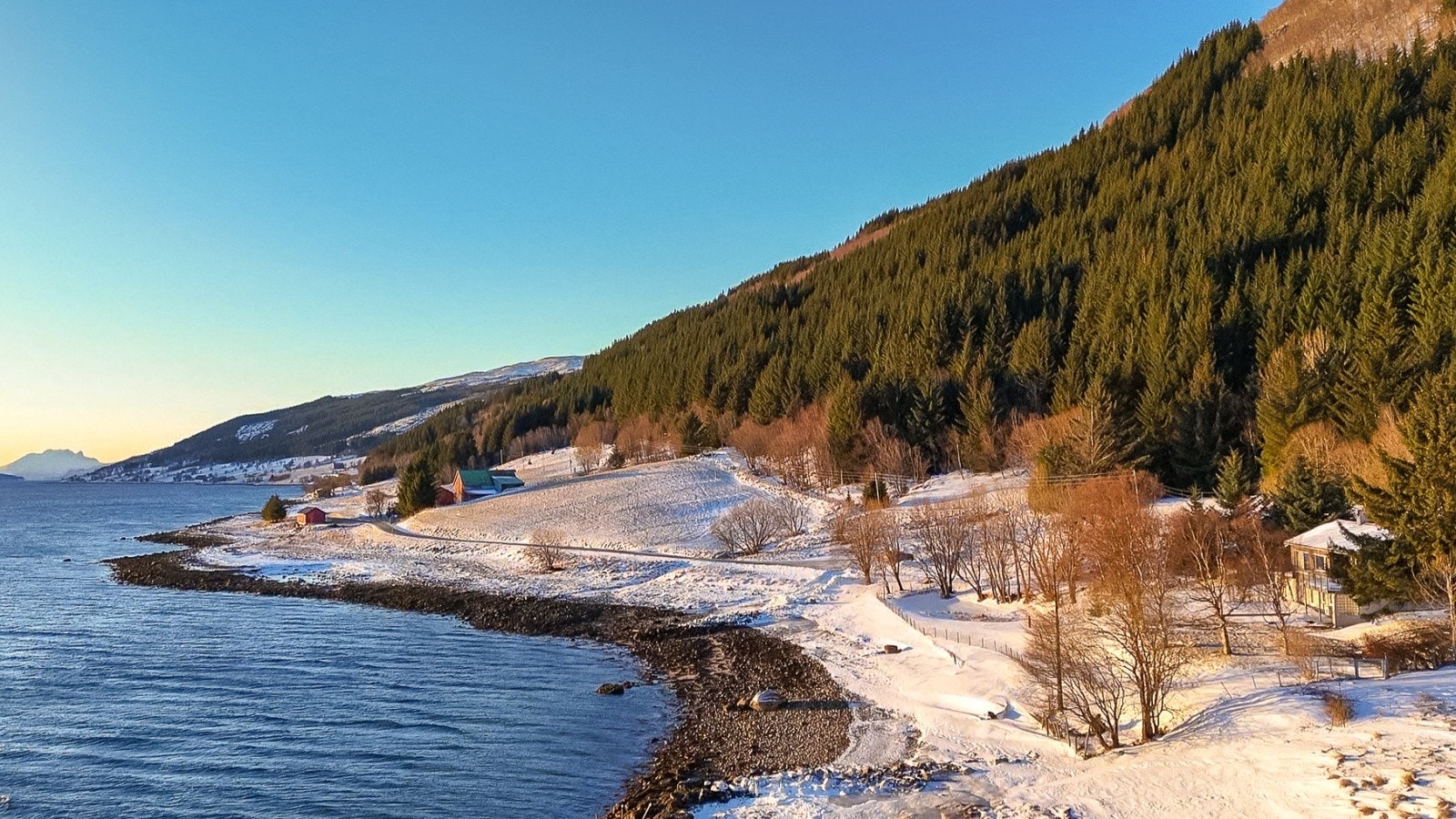 Ett drømmested, der man kan senke skuldrene og likefullt ha alle nødvendige fasiliteter kun ca. 8km unna eiendommen. A dream place where you can relax and still have all necessary facilities just about 8 km from the property. Galleribilde