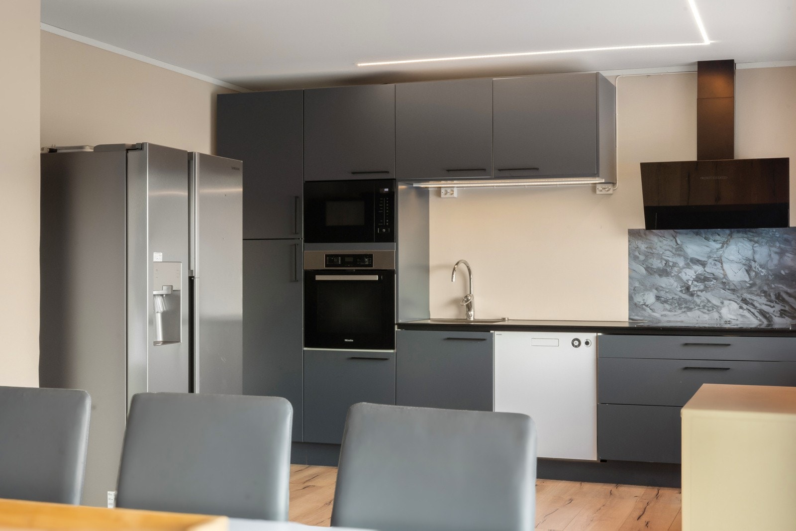 Kjøkkenet har alle nødvendige hvitevarer som mikro, stekeovn, koketopp(induksjon), ventilator etc. Legg merke til de innfelte LED lys skinnene i himlingen for øvrig, absolutt det lille "ekstra" Galleribilde