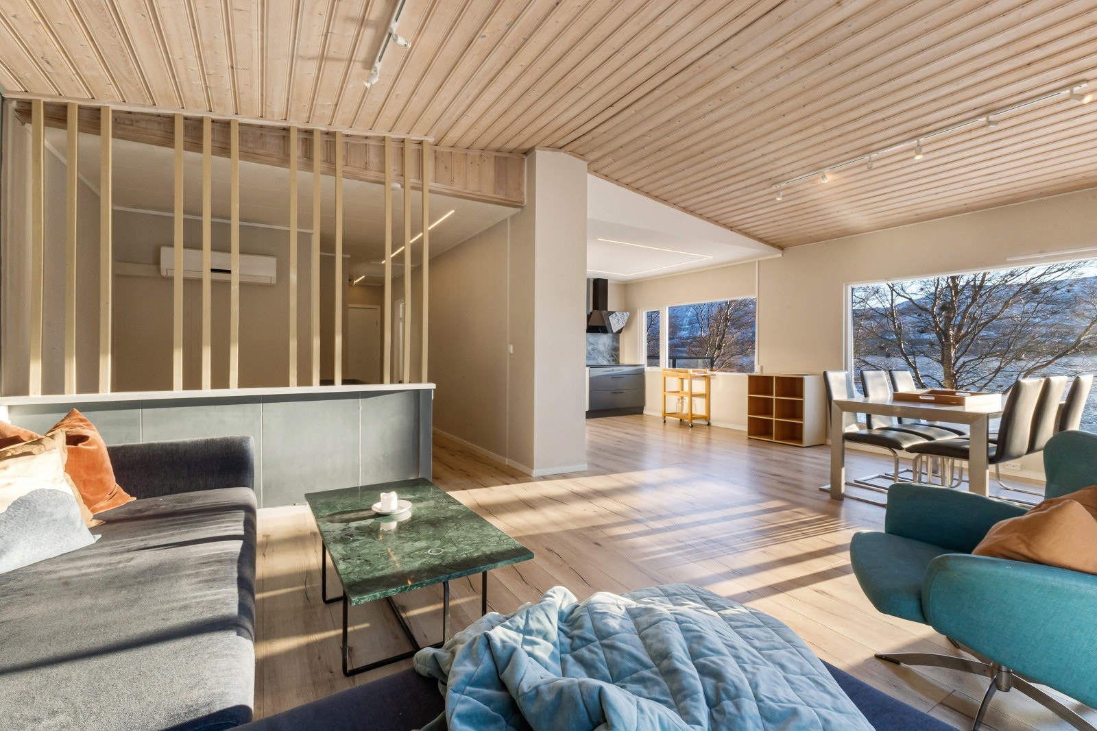 Åpne kjøkken og stue løsning. Det er varmepumpe i boligen for å kunne ha behagelig innetemperatur året rundt. Galleribilde