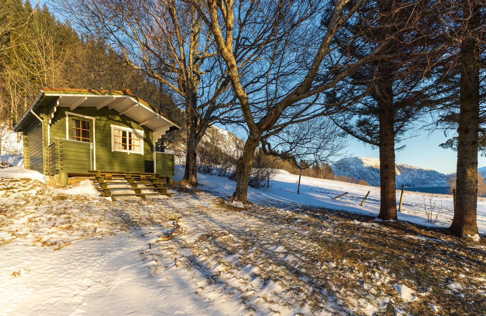 Mot anneks som innehar soveplasser. Kall det gjerne ett koselig lite gjestehus for besøkende(ikke isolert) Galleribilde