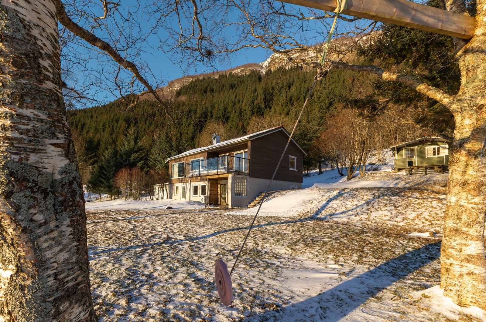 Mot boligen og annekset. Det er populære turområder like i nærheten. Galleribilde