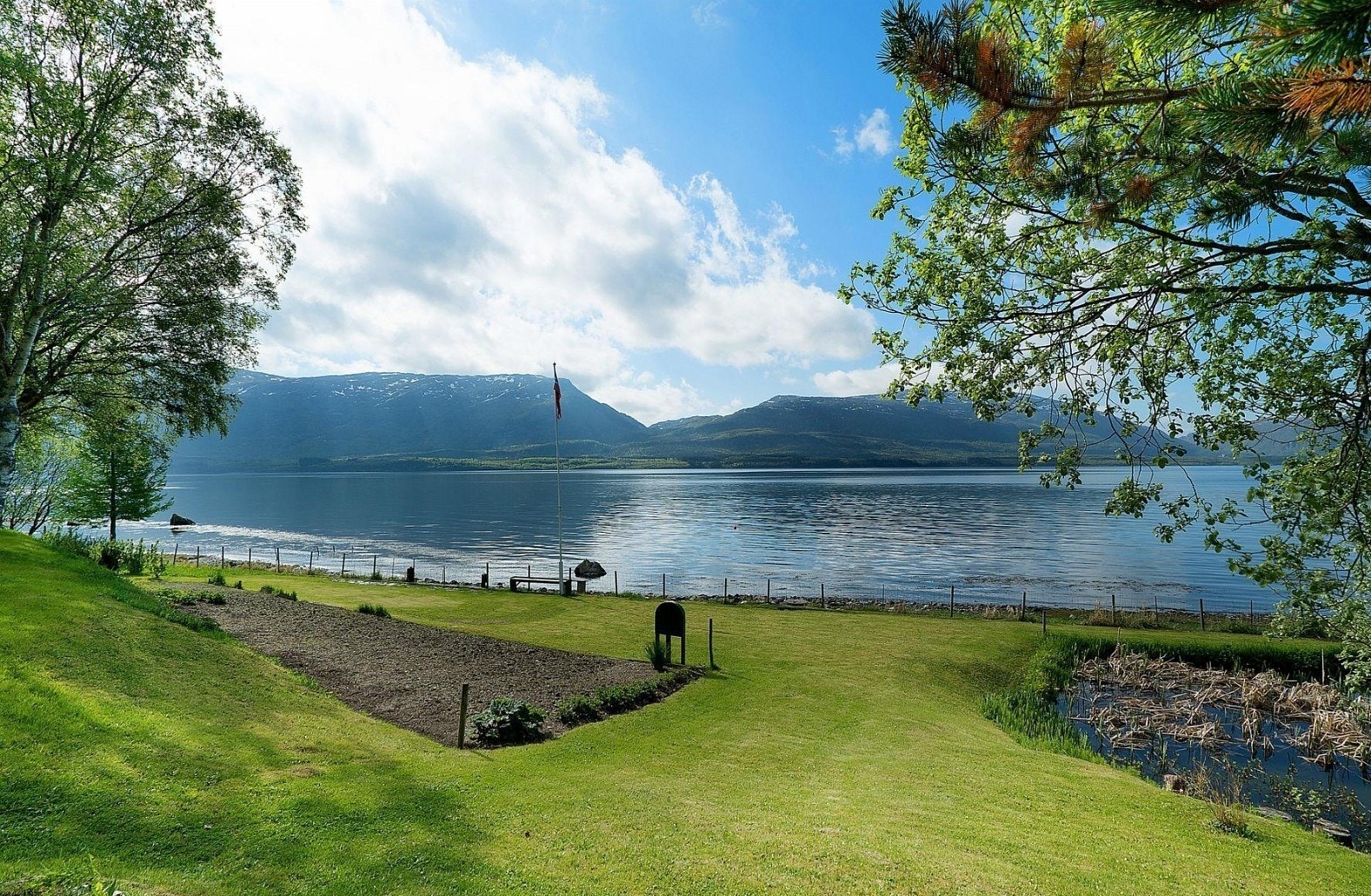 Mot eiendommen sommerstid. Galleribilde