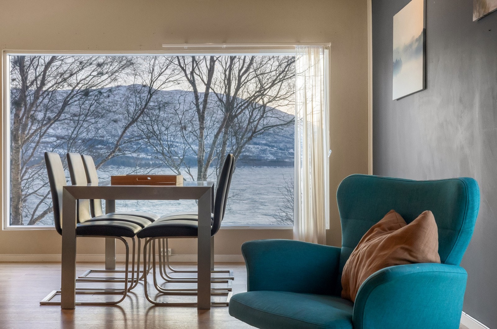 Nåværende eier bruker å fiske nærmest rett utenfor ytterdøra, så her er det anledning for å spise dagens fangst. Galleribilde